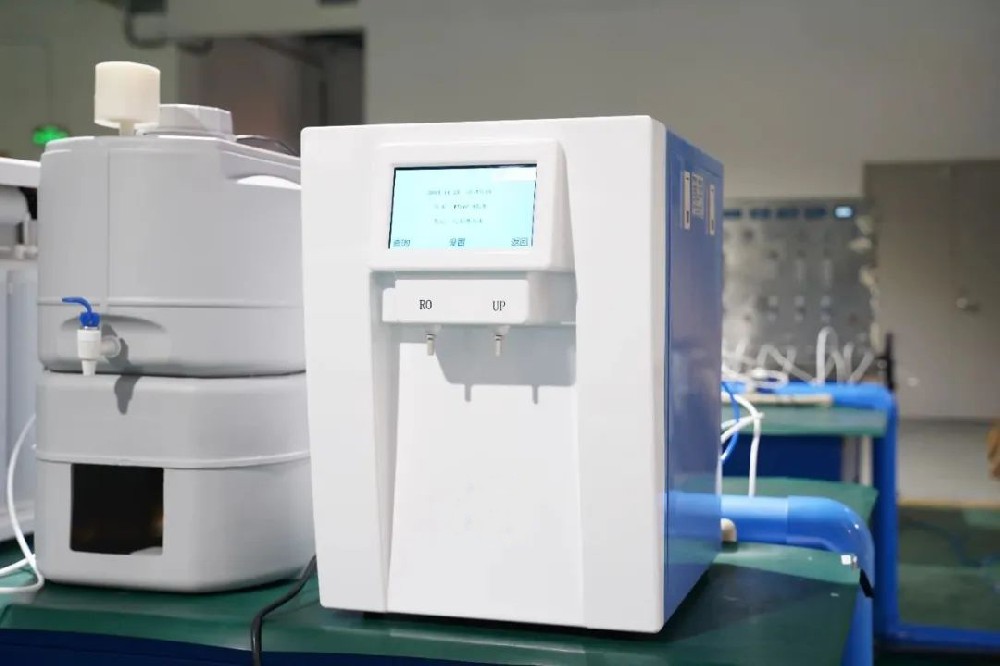 How can laboratory pure water equipment survive the winter when the temperature plummets?